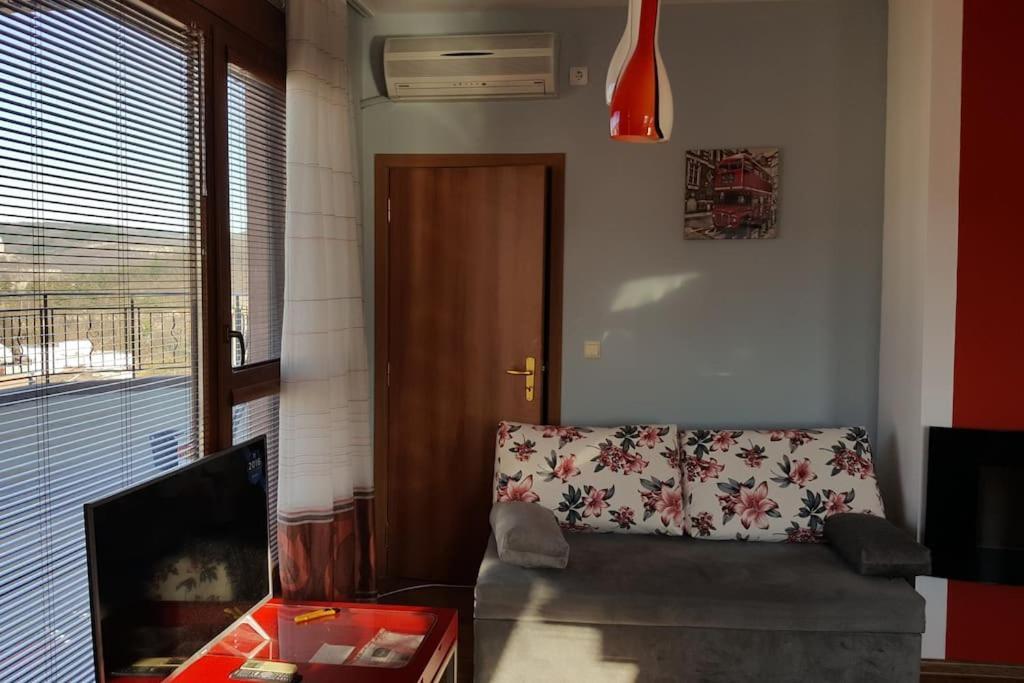 Unique Studio- Great Balcony And View! Parking Possibility! Veliko Tŭrnovo Exterior photo
